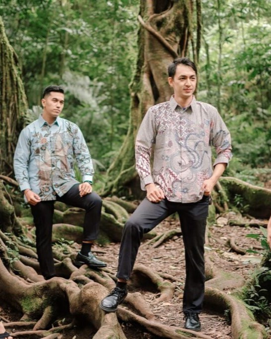[Gambar kemeja batik pria]